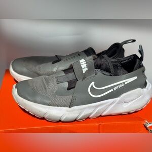 Used Nike Kids Pewter Gray and White Slip-On Flex Runner Sneakers Size 2.5Y.